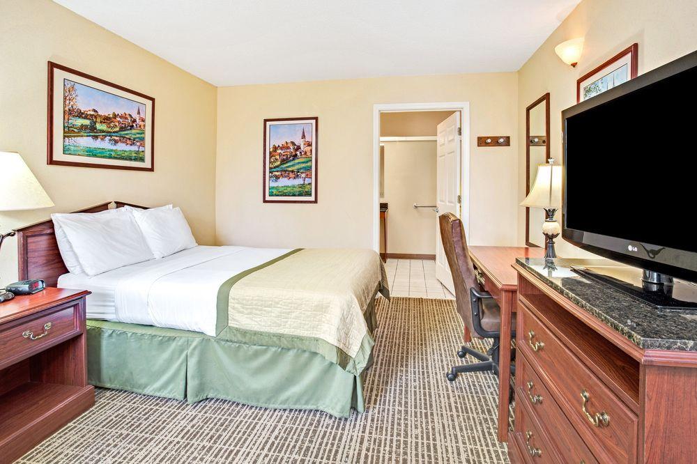 Baymont By Wyndham Kingsland Hotel Exterior photo