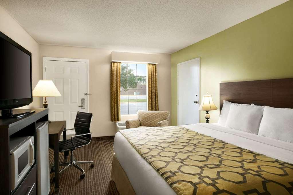 Baymont By Wyndham Kingsland Hotel Room photo
