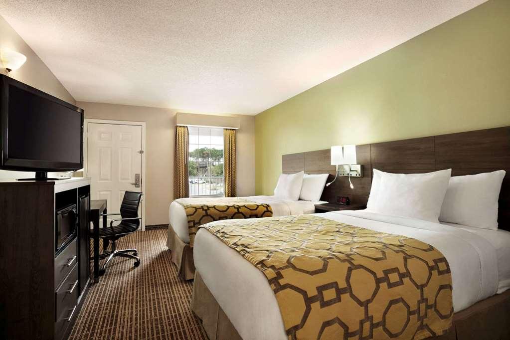Baymont By Wyndham Kingsland Hotel Room photo