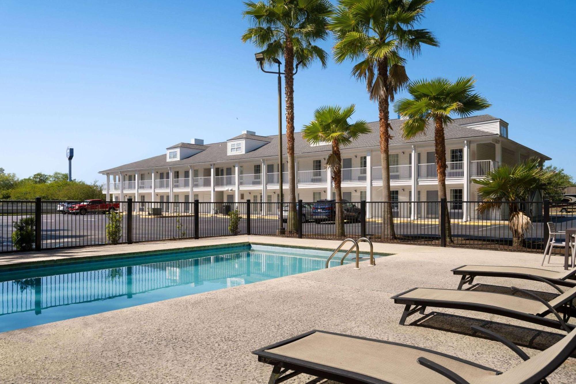 Baymont By Wyndham Kingsland Hotel Exterior photo